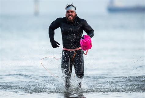 بالصور مغامر يسبح 73 يوما حول ساحل بريطانيا مسجلا رقما قياسيا