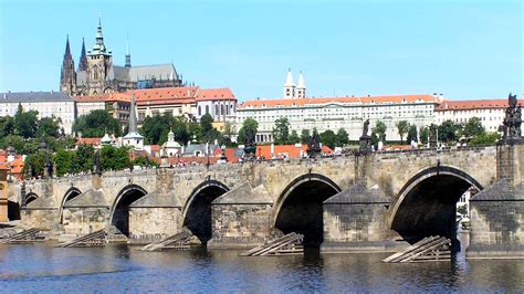 Položil základní kámen pro stavbu karlova mostu. | Praha
