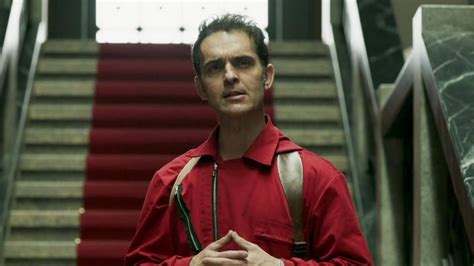 Berlin leads the band inside as the one in charge with the professor helping him every 6 hours by landline call that they built in order to be untraceable. Choisis ton signe astro, on te dira quel personnage de La ...