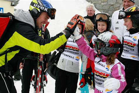 Er unterstützt eine stiftung, die kindern lust auf bewegung macht. Felix Neureuther mit Tipps zum Kinderskifahren | Winter ...