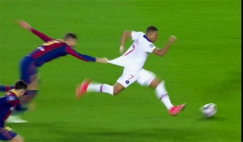 Pique has officially become a meme for the foreseeable future. Post oficial FUTBOL. | OcioZero