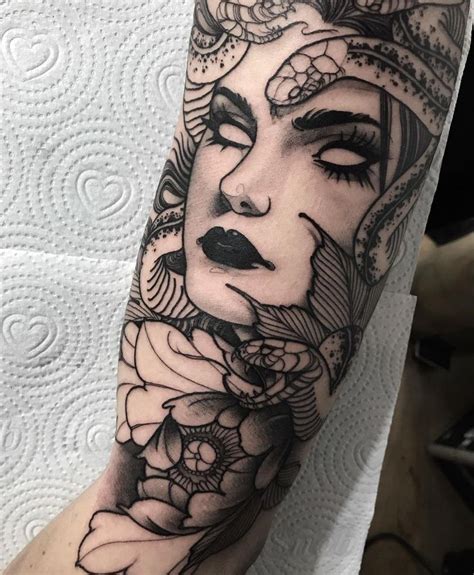 Ein tattoo bleibt dir ein leben lang. Pin by Nia Crawford on Tattoos | Mythology tattoos, Medusa ...