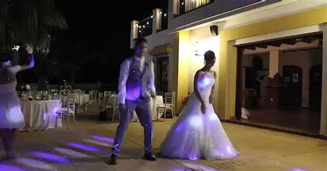 El Baile De Bodas Más Divertido Del Momento Couple Dance Videos Couple Dancing Wedding Dance