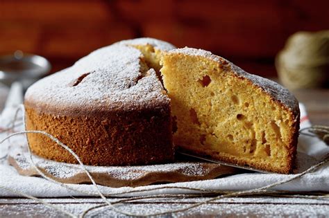 Metterla in una teglia foderata con la carta da forno, arrostire fino a quando é leggermente caramellata e morbida, circa 35 minuti. Torta Soffice alla Zucca | Ricetta ed ingredienti dei ...