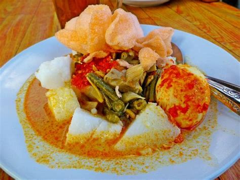 Gulai tauco sebenarnya adalah gulai buncis yang di iris halus dan ditambah dengan potongan daging, tahu dan tempe serta kerupuk kulit. 5 Kuliner Khas Medan yang Siap Memanjakan Lidah Para Wisatawan