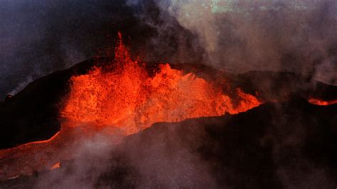 Worlds Largest Active Volcano Is Having 50 Earthquakes A Day World