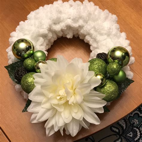 Very Easy Diy Christmas Wrapping Christmas Wreaths Ornament Wreath