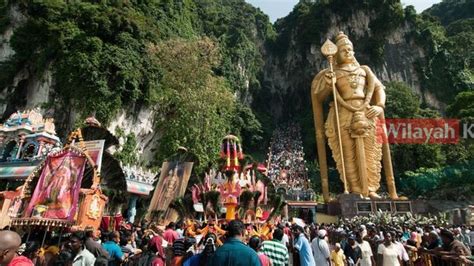 A scenic a majestic setting and interesting, moving religious services. Hanya 10 Pengikut Saja Boleh Berarak Pedati Di Batu Caves