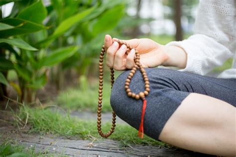 How To Use Mala Beads A Step By Step Guide To Mala Meditation Yoga