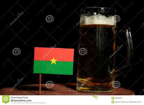 Bandera De Burkina Faso Con La Taza De Cerveza Aislada En Negro Foto De