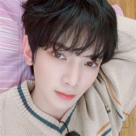 Ateez S Yeosang Sends Fans Into A Frenzy With Just Two Gorgeous Selfies Koreaboo