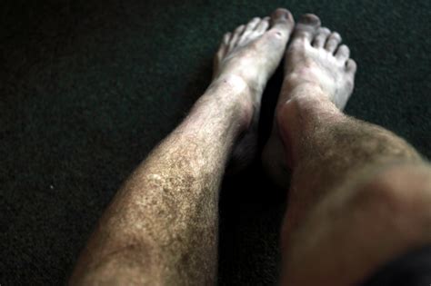 Мужские ноги на кровати с волосами фото