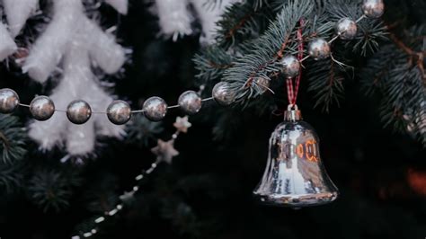 Download Wallpaper 3840x2160 Christmas Tree Garland Bell Decoration