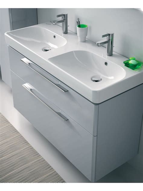 Double sink vanity units are a real luxury for larger families where the bathroom is frequently used, usually by more than one person at once. Truly Presidential Bathrooms / Bath and Shower News