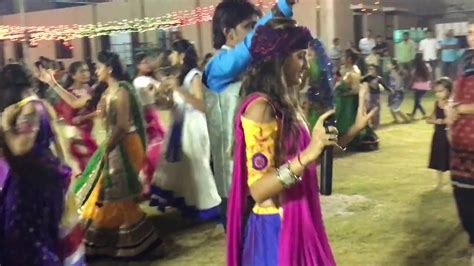 Sexy Gujarati Girls Dancing On Garba 2017 Video Youtube
