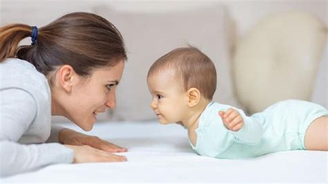 Tahapan Perkembangan Bayi Usia 2 Bulan Sudah Mengenali Wajah Orang Tua