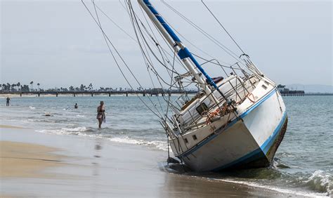 40 Foot Sail Boat Stranded On Cherry Beach • Long Beach Post News