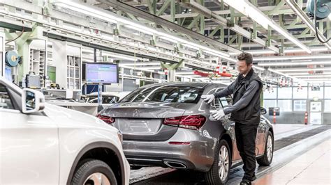 Daimler Werk In Deutschland Stoppt Produktion 100 000 Autos Unfertig
