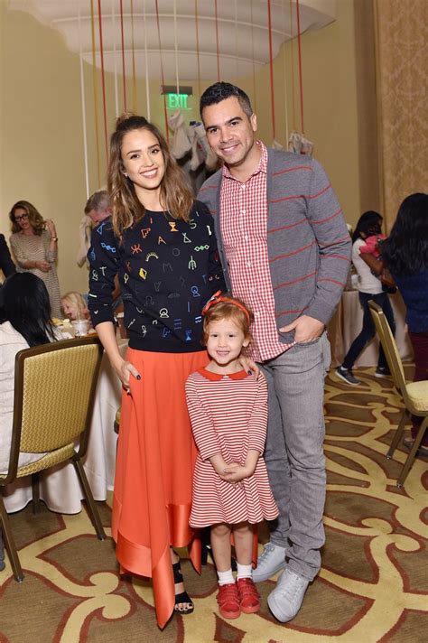 Founder of @honest & @honest_beauty. Jessica Alba and Her Family at Baby2Baby Holiday Party | POPSUGAR Latina Photo 2