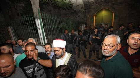 Dan sholat di masjidil aqsha lebih utama lima ratus kali lipat. h.r. Sabtu Pagi, Jamaah Bisa Kembali Masuk Masjidil Aqsa ...