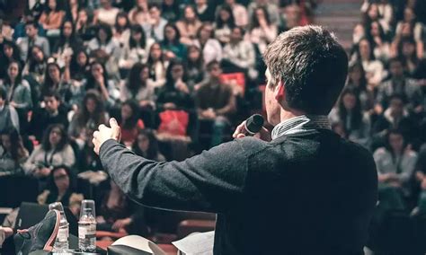 8 Best Tips To Improve Your Public Speaking Skills