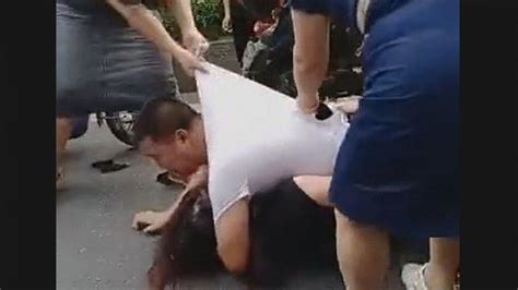 Video seorang suami sedang menggrebek istrinya di dalam kamar hotel bersama pasangannya (pacar selingkuhannya) di salah satu hotel di kota. Suami Ketahuan Selingkuh, Istri Ngamuk dan Telanjangi ...