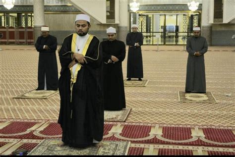 Solat fardu yang wajib didirikan ialah solat lima waktu sehari semalam, iaitu subuh, zohor, asar, maghrib dan isyak. Solat Berjemaah Di Wilayah Persekutuan Dibenarkan