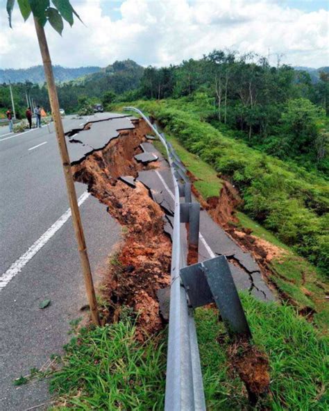 What are some of the property amenities at cameron highlands resort? Landslide at Cameron Highlands-Sungai Koyan road | New ...