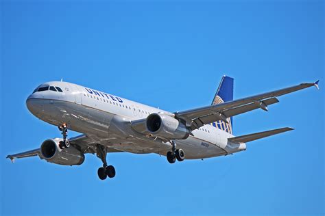N433UA: United Airlines Airbus A320-200 (Recent Battle With The Birds)