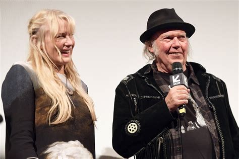 Inside Daryl Hannah And Neil Youngs Intimate Wedding Ceremony On