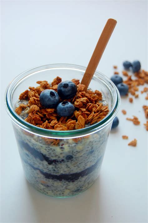 I love oatmeal but i just can't really think of one recipe that is low calorie. Blueberry Pie Overnight Oats