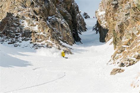 Salto Parasitario Del Esquiador De Una Rampa De La Nieve En El Sol En