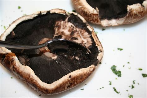 Eat clean southwestern quinoa stuffed portobello mushrooms clean. Italian-Fusion: Clam and Spinach Stuffed Portabella Mushrooms