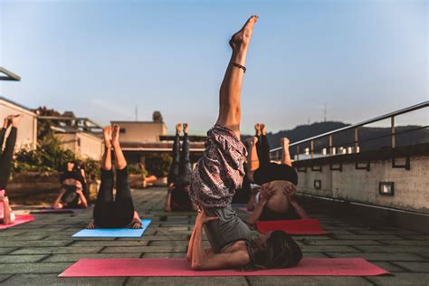 Groupe De Femmes Allongées Sur Un Tapis De Yoga Sous Le Ciel Bleu