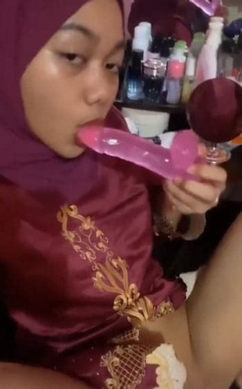 Fanessa Hijab Merah Colok Memek Pakai Dildo Prank Ojol