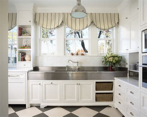 A fresh, bright white look gives your kitchen a modern and friendly feel, making it the perfect gathering spot for friends and family. White Shaker Kitchen Cabinets Home Design Ideas, Pictures ...
