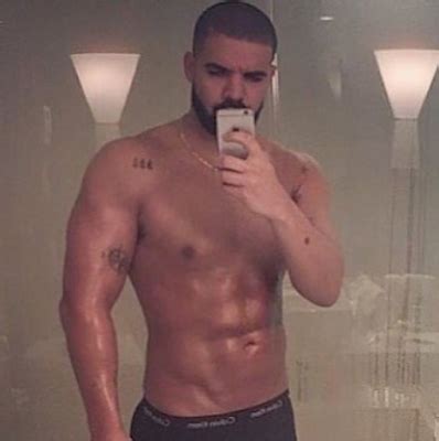 Rapper Drake Shows Off Hot Bod In New Selfie Theinfong