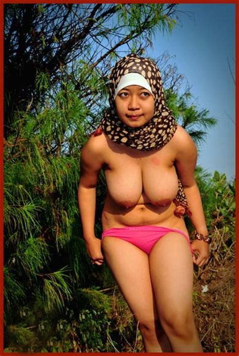 Hijab Nude In Beach Hijab Telanjang Di Pantai Photo. 