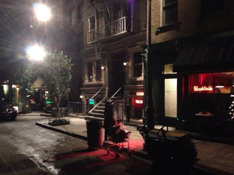 It has a living room, two bedrooms, one bathroom and a kitchen and is located on the third floor. 'How I Met Your Mother' Series Finale: Shooting Set To ...
