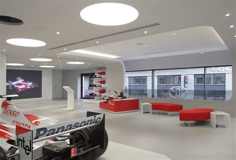 Showroom Toyota par SOE Stuc et Staff