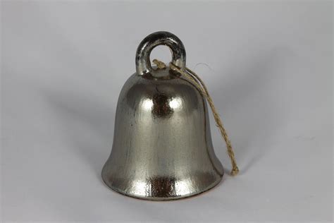 Die sache ist abgemacht, beschlossen, der plan ist geschmiedet, eine schwierige aufgabe ist glücklich gelöst; Schöne Keramik Glocke in rot - handgemacht & einzigartig ...