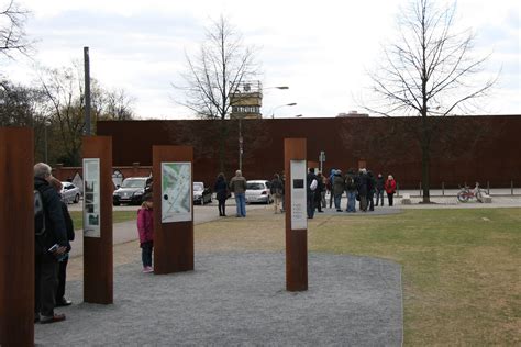 The monument was created in 1998 by the federal republic of germany and the federal state of berlin. Berlin Wall Memorial (Gedenkstätte Berliner Mauer)