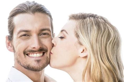 ¡un beso en el cuello ¿por qué tu pareja te besa recurrentemente en el mismo lugar mdz online
