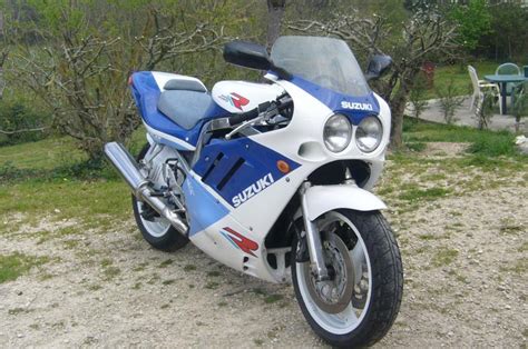 Hier wird meine tigerentensuzi aus dem winterschlaf geholt,frisch umgejaucht,überholt. Troc Echange Suzuki 750 gsxr 1988 sur France-Troc.com
