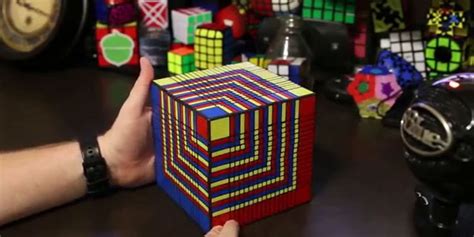 بزرگ‌ترین مکعب روبیک جهان که حل کردن آن هفت ساعت و نیم طول می‌کشد