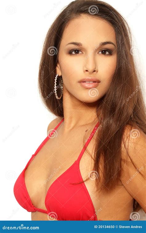 Donna Graziosa Del Brunette Nella Parte Superiore Di Bikini Rossa