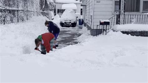 Paralyzing Snow Hits Northeast
