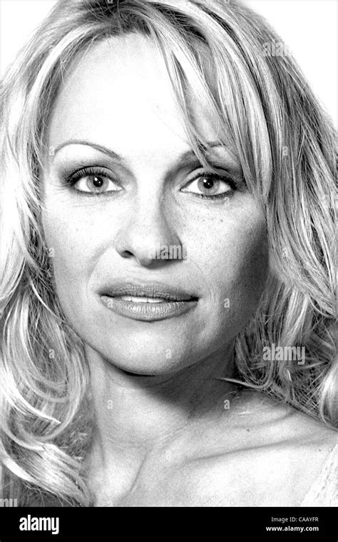Mar 01 2004 Miami Fl Eeuu La Actriz Pamela Anderson En La