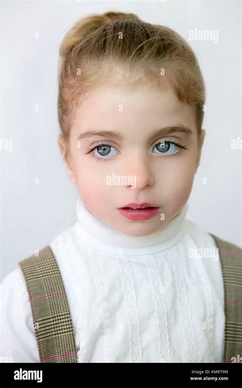 Hermoso Niño De Ojos Azules Con Vestimenta Escolar Portrat Fotografía