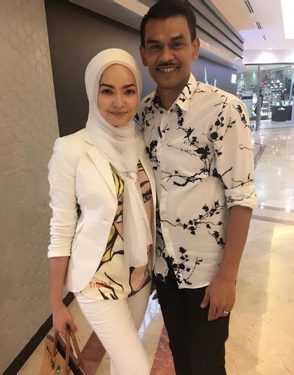 Pelawak terkenal, lan pet pet atau nama sebenar mazlan ahmad, 49 didenda rm2,000 selepas mengaku bersalah memukul seorang pengawal keselamatan pada 6 april. Foto-Foto Mengejutkan Isteri Lan Pet Pet Yang Jelita Bak ...